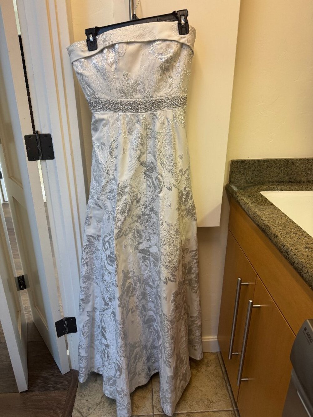 Carmen Marc Valvo Formal Gown Size 6